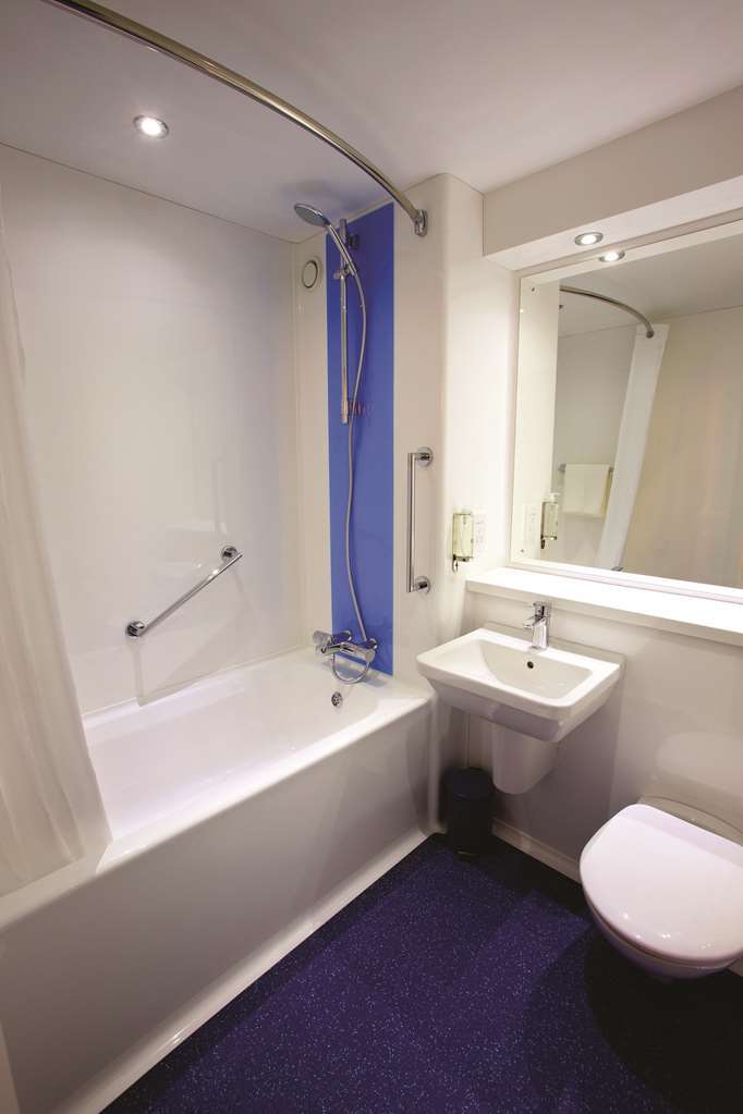 Travelodge Челтнъм Стая снимка