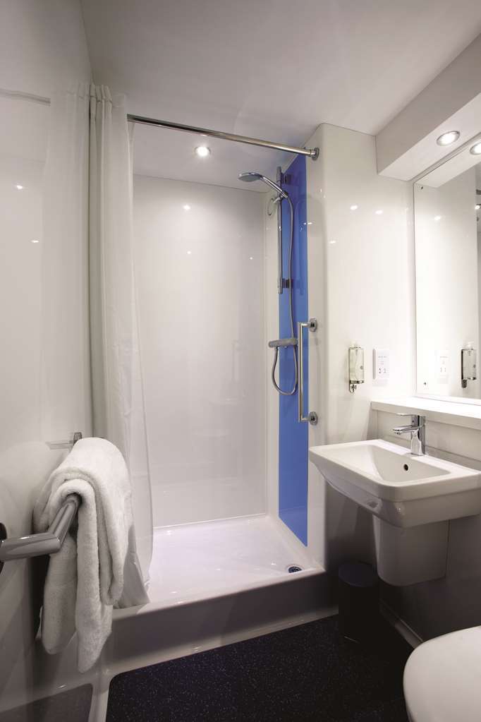 Travelodge Челтнъм Стая снимка