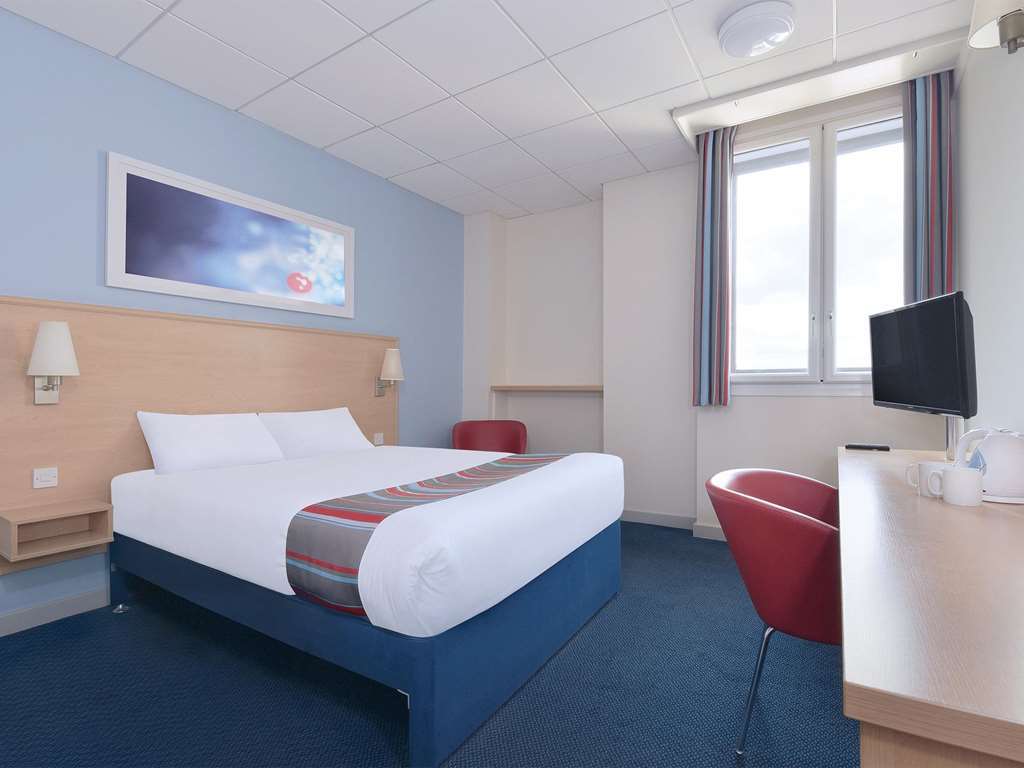 Travelodge Челтнъм Стая снимка