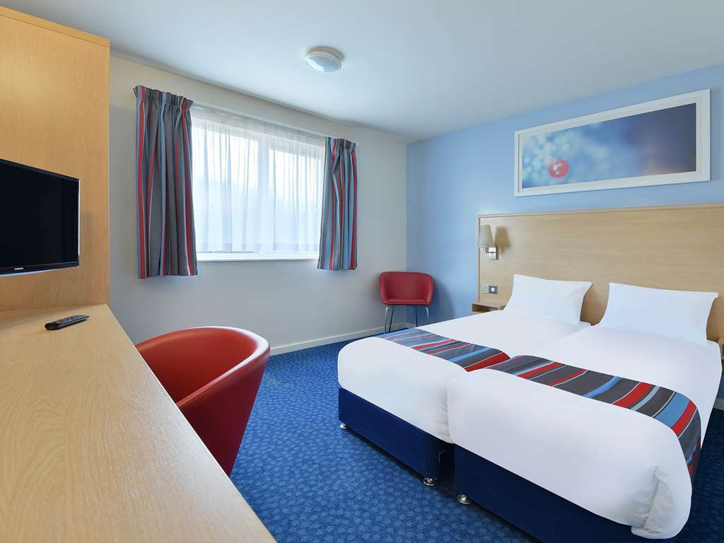 Travelodge Челтнъм Стая снимка